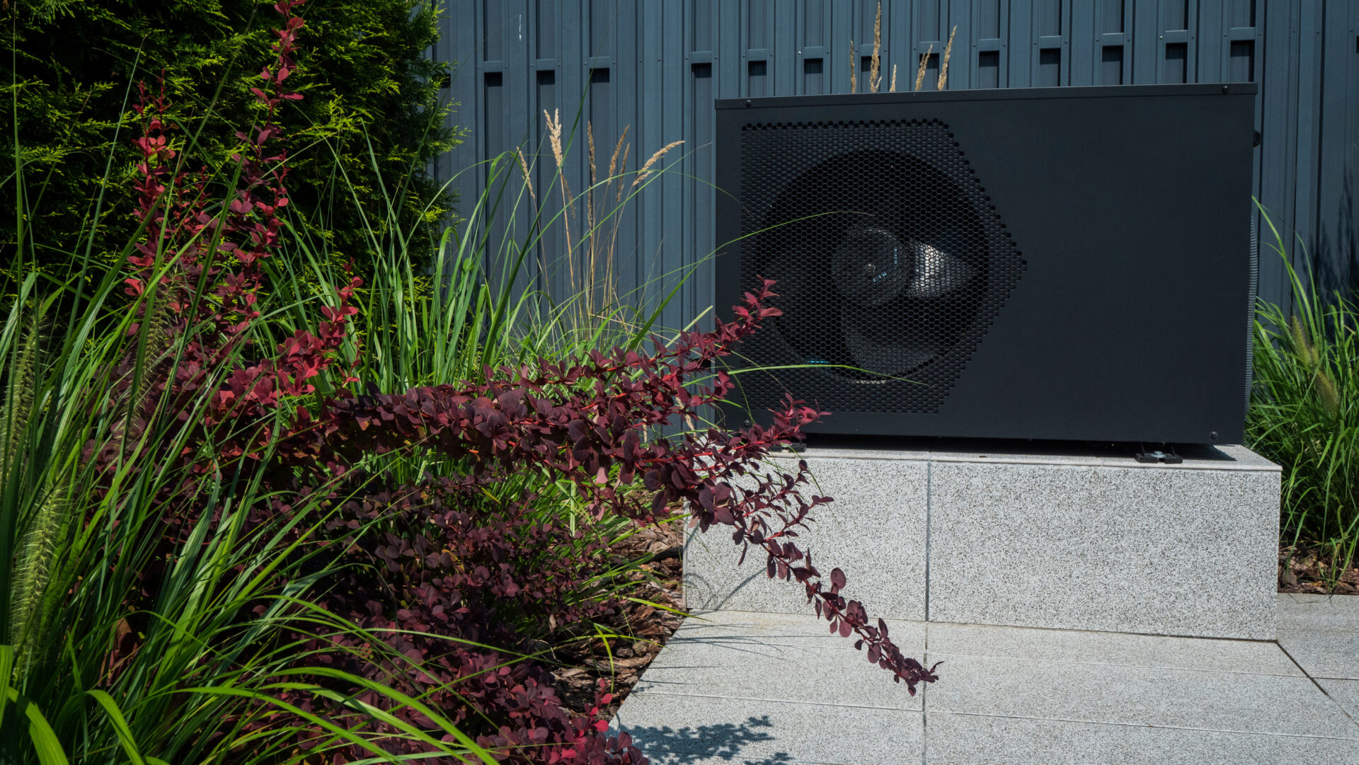 External heat pump unit for heating water in the pool alt=""