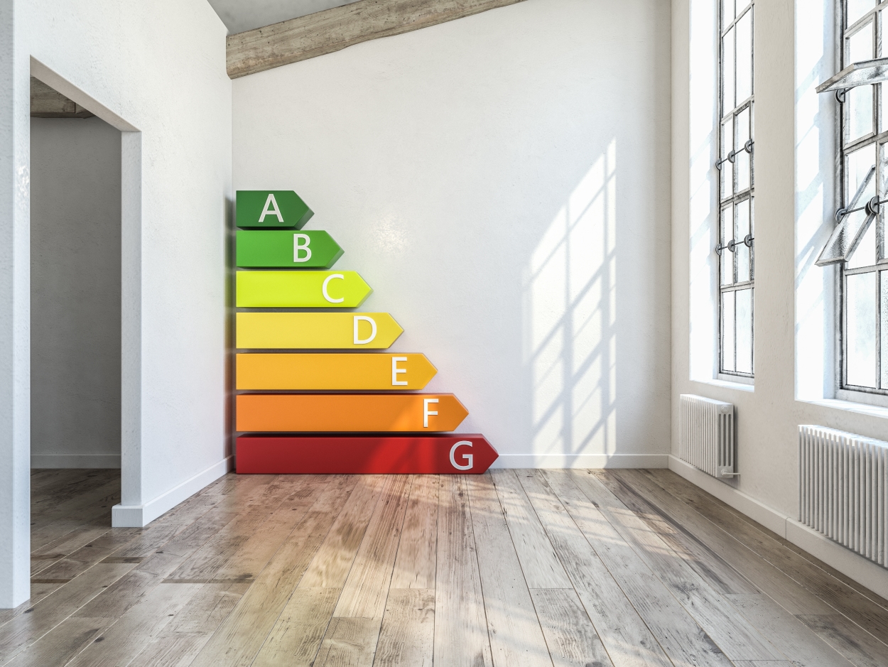energieeffizienzklassen-im-wohnraum-energieberatung-enbewo-bielefeld Symbolische Darstellung der Energieeffizienzklassen von A bis G in einem Zimmer, als Grundlage für die Energieberatung durch EnBeWo in Bielefeld