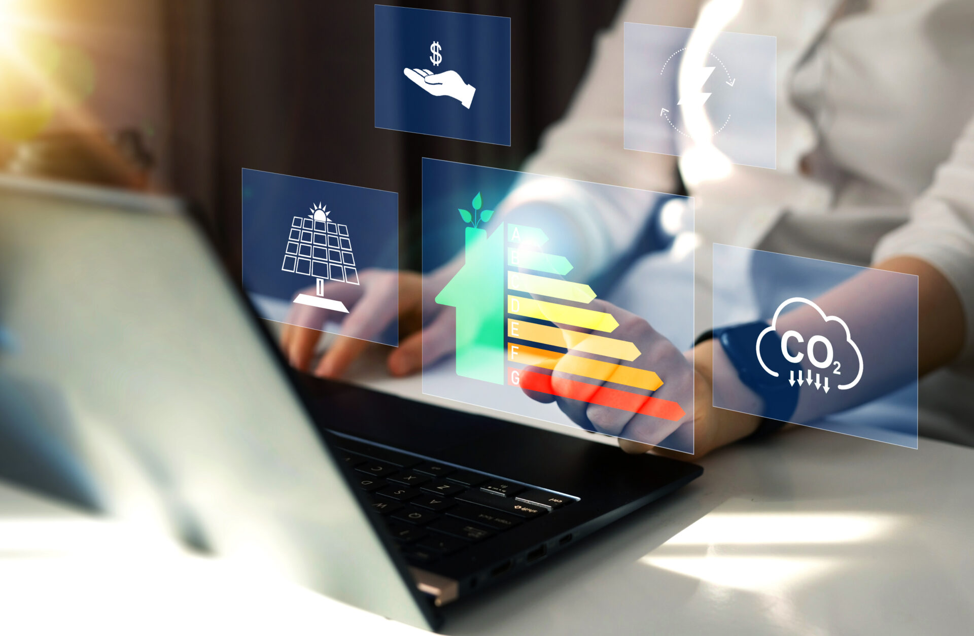 Digitale Symbole zu Energieeffizienz, CO₂-Reduktion und Solarenergie bei Energieberatung Bielefeld Laptop mit Symbolen für Energieeffizienz, Solarenergie, CO₂-Reduktion und Kosteneinsparungen als Beispiel Energieberatung Bielefeld.